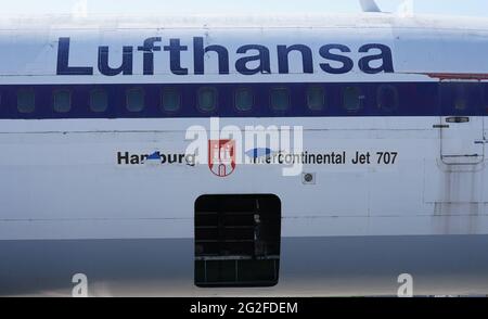 11 juin 2021, Hambourg: 'Lufthansa' et les mots 'Hamburg Intercontinental Jet 707' sont écrits sur le fuselage du Boeing 707-430. L'un des plus anciens avions à réaction de Lufthansa a été démantelé à Hambourg depuis vendredi. Une fois l'intérieur enlevé, une entreprise spéciale a commencé à scier le Boeing 707-430 avec l'enregistrement D-ABOD. La maison de vente aux enchères industrielle Dechow veut vendre aux enchères autant de parties individuelles de l'avion traditionnel que possible en septembre, avec les parties d'un avion du même type qui a été démonté à Berlin-Tegel il y a quelques semaines. (vers dpa Banque D'Images