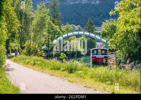 Le village de Chanaz est situé à l'entrée du Canal de Savières, reliant le Rhône au Lac du Bourget. Croisière en bateau le long du canal. Banque D'Images