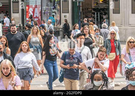 OXFORD STREET LONDRES 11 JUIN 2021 . Oxford Street est occupé vendredi, car de nombreux acheteurs ont commencé à revenir après que les restrictions de verrouillage ont été assouplies, bien que les ventes au détail soient toujours en baisse de 17 % malgré la réouverture des magasins en raison de l'augmentation des achats en ligne ainsi que des retombées de la pandémie Covid-19 et de la Fermeture de grands détaillants, dont le magasin de commerce de détail phare d'Arcadia. Credit amer ghazzal/Alamy Live News Banque D'Images