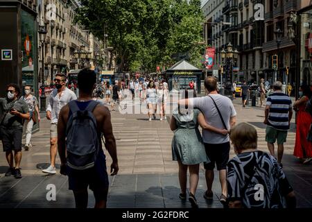 Barcelone, Espagne. 11 juin 2021. En ce vendredi matin, les gens marchent la Rambla à Barcelone où la présence de touristes parmi les locaux augmente. L'Espagne vise à stimuler l'industrie touristique qui récupère les visiteurs après plus d'un an de la pandémie du coronavirus et a commencé à émettre et à accepter les codes QR, qui permettent aux voyageurs de se déplacer librement sans avoir besoin de présenter des tests de coronavirus ni de quarantaine s'ils répondent aux critères requis. Credit: Jordi Boixareu/Alamy Live News Banque D'Images