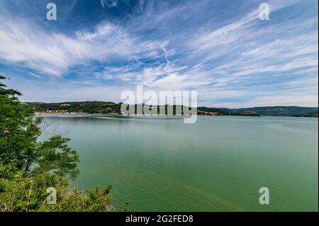 lac corbara en ombrie avec zones de baignade en été Banque D'Images