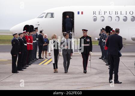 Newquay, Royaume-Uni. 11 juin 2021. Le président de la France Emmanuel Macron et son épouse Brigitte Macron arrivent à l'aéroport de Cornwall Newquay le 11 juin 2021, avant le sommet du G7 à Cornwall. Photo de Doug Peters/G7 Cornwall 2021/UPI crédit: UPI/Alay Live News Banque D'Images