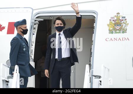 Newquay, Royaume-Uni. 11 juin 2021. Le premier ministre canadien Justin Trudeau arrive à l'aéroport de Cornwall Newquay le 10 juin 2021, avant le sommet du G7 à Cornwall. M. Trudeau a été accueilli par Ralph Goodale, haut-commissaire du Canada, et Richard Austin, représentant spécial du secrétaire aux Affaires étrangères. Photo de Doug Peters/G7 Cornwall 2021/UPI crédit: UPI/Alay Live News Banque D'Images