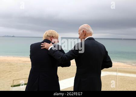 Carbis Bay, Royaume-Uni. 11 juin 2021. Le premier ministre Boris Johnson du Royaume-Uni et le président des États-Unis, Joe Biden, sont photographiés lors d'une réunion le 10 juin 2021, avant le Sommet des dirigeants du G7 à Carbis Bay, à Cornwall, au Royaume-Uni. Photo par Andrew Parsons/No 10 Downing Street/UPI crédit: UPI/Alamy Live News Banque D'Images