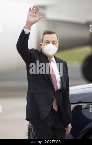 Newquay, Royaume-Uni. 11 juin 2021. Le Premier ministre italien Mario Draghi arrive à l'aéroport de Cornwall de Newquay le 11 juin 2021, avant le sommet du G7 à Cornwall, au Royaume-Uni. Photo de Doug Peters/G7 Cornwall 2021/UPI crédit: UPI/Alay Live News Banque D'Images