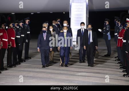 Newquay, Royaume-Uni. 11 juin 2021. Le premier ministre du Japon, Yoshihide Suga, et son épouse, Mariko Suga, arrivent à l'aéroport de Cornwall de Newquay le 10 juin 2021, avant le sommet du G7 à Cornwall. Photo de Doug Peters/G7 Cornwall 2021/UPI crédit: UPI/Alay Live News Banque D'Images