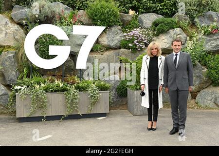 Newquay, Royaume-Uni. 11 juin 2021. Le président français Emmanuel Macron et sa femme Brigitte Macron arrivent à l'hôtel Carbis Bay le 11 juin 2021, avant le sommet du G7 à Cornwall, au Royaume-Uni. Photo de David Fisher/G7 Cornwall 2021/UPI crédit: UPI/Alay Live News Banque D'Images