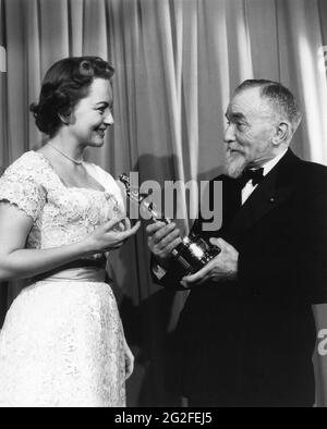 OLIVIA de HAVILLAND présente le Professeur français HENRI CHRÉTIEN avec son Oscar / Academy Award of Merit pour son invention de La lentille anamorphique utilisée dans le processus CinemaScope vers le 25 mars 1954 au Festival de Cannes qui a commencé à La même fois que la 26e cérémonie de remise des prix de l'Académie 1954 à Los Angeles pour la publicité de Fox du XXe siècle Banque D'Images