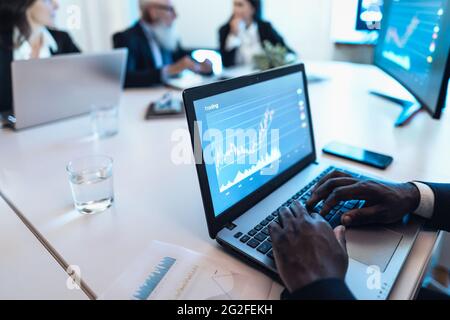 Les commerçants de stock d'affaires des personnes dans la salle de réunion travaillant sur les marchés de devises crypto avec la technologie blockchain Banque D'Images