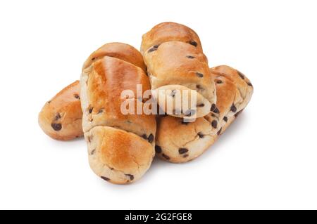 Photo de studio de brioche aux pépites de chocolat coupée sur fond blanc - John Gollop Banque D'Images