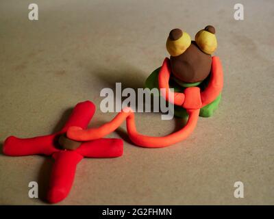 Argile de grenouille de docteur avec la couleur rouge plus signe et stéthoscope Banque D'Images