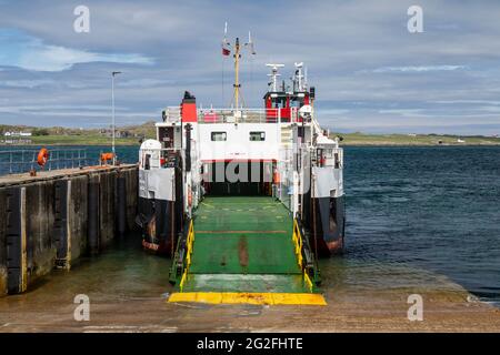 Un ferry calédonien MacBrayne, se préparant à charger à Iona, au port de ferry de Fionnphort, sur l'île de Mull, dans les Hébrides intérieures, en Écosse. Banque D'Images