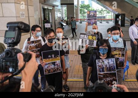 Hong Kong, Chine. 11 juin 2021. Les membres de l'Alliance de Hong Kong en faveur des mouvements démocratiques patriotique de Chine tiennent des pancartes devant une mention judiciaire. 20 militants pro-démocratie ont comparu devant la cour de West Kowloon pour avoir organisé, incité et participé à une assemblée non autorisée lors d'une veillée du 4 juin dernier. (Photo de Hsiuwen Liu/SOPA Images/Sipa USA) crédit: SIPA USA/Alay Live News Banque D'Images