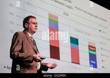 Séoul, Corée du Sud. 10 juin 2021. 11 juin 2021-Séoul, Corée du Sud-dans cette photo la date est le 10 juin 2021. Dirk Henkensmeier, chercheur principal de KIST, présente un exposé sur le Super-Gap en économie de l'hydrogène au forum de Séoul 2021 à Séoul, Corée du Sud. Le principal décideur économique de la Corée du Sud a déclaré jeudi que le gouvernement prévoit d'apporter son soutien pour aider environ 1,000 fabricants de pièces automobiles à se transformer en fournisseurs clés d'automobiles de nouvelle génération d'ici 2030. Credit: Ryu Seung-il/ZUMA Wire/Alay Live News Banque D'Images