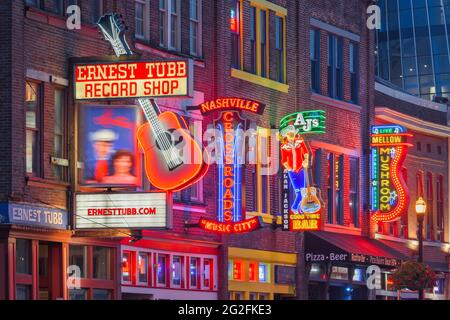 NASHVILLE, TENNESSEE - 20 août 2018 : l'honky-tonks sur Broadway. Le quartier est célèbre pour les nombreux spectacles de musique country establishme Banque D'Images