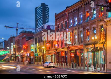 NASHVILLE, TENNESSEE - 20 août 2018 : l'honky-tonks sur Broadway. Le quartier est célèbre pour les nombreux spectacles de musique country establishme Banque D'Images