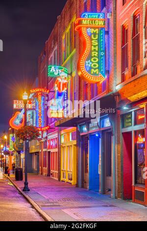 NASHVILLE, TENNESSEE - 20 août 2018 : l'honky-tonks sur Broadway. Le quartier est célèbre pour les nombreux spectacles de musique country establishme Banque D'Images