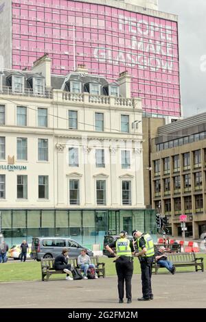 Glasgow, Écosse, Royaume-Uni. 11 juin 2021. Météo au Royaume-Uni: Été Euro 2021 fièvre est apparu dans la ville avec une bonne humeur et des drapeaux accompagnant le feeeling d'été. Une présence plus visuelle et accrue de la police dans la ville pour le football sous le regard des gens de glasgow signe sur la place george. Crédit : gerard ferry/Alay Live News Banque D'Images