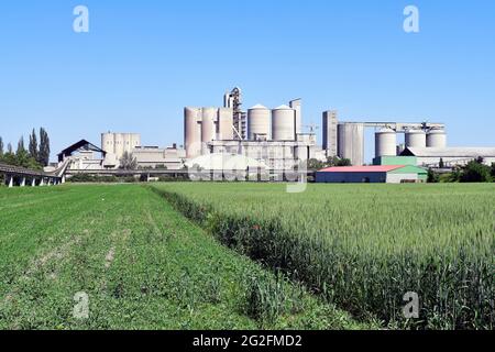 Autriche, cimenterie avec tapis roulant et terres agricoles en Basse-Autriche Banque D'Images