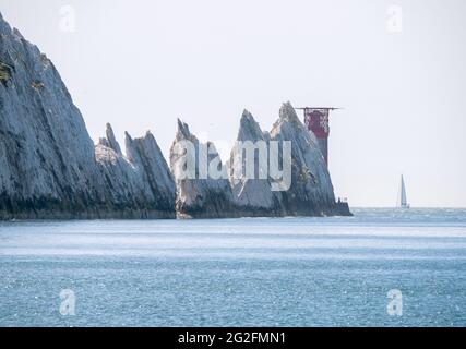 Vue sur les cheminées de craie et le phare des aiguilles depuis la baie d'Alum, à l'ouest de l'île de Wight, au Royaume-Uni Banque D'Images