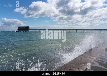 Royal National Lifeboat institution Bembridge station de canot de sauvetage et jetée sur la côte est de l'île de Wight Hampshire Royaume-Uni à marée haute Banque D'Images