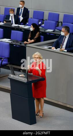 Berlin, Allemagne. 11 juin 2021. Christine Lambrecht est une politicienne allemande (SPD) et avocate. Elle est ministre fédérale de la Justice et de la protection des consommateurs depuis le 27 juin 2019 et ministre fédérale des Affaires familiales, des personnes âgées, des femmes et de la Jeunesse au sein du Cabinet IV de Merkel depuis le 20 mai 2021. Crédit : Juergen Nowak/Alay Live News Banque D'Images
