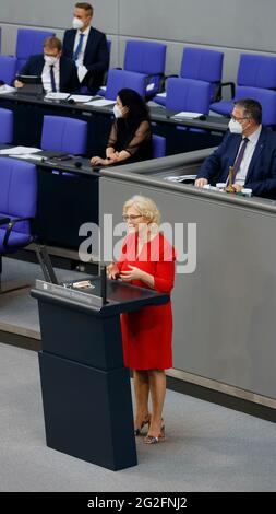 Berlin, Allemagne. 11 juin 2021. Christine Lambrecht est une politicienne allemande (SPD) et avocate. Elle est ministre fédérale de la Justice et de la protection des consommateurs depuis le 27 juin 2019 et ministre fédérale des Affaires familiales, des personnes âgées, des femmes et de la Jeunesse au sein du Cabinet IV de Merkel depuis le 20 mai 2021. Crédit : Juergen Nowak/Alay Live News Banque D'Images
