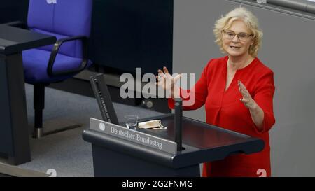 Berlin, Allemagne. 11 juin 2021. Christine Lambrecht est une politicienne allemande (SPD) et avocate. Elle est ministre fédérale de la Justice et de la protection des consommateurs depuis le 27 juin 2019 et ministre fédérale des Affaires familiales, des personnes âgées, des femmes et de la Jeunesse au sein du Cabinet IV de Merkel depuis le 20 mai 2021. Crédit : Juergen Nowak/Alay Live News Banque D'Images