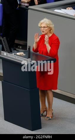 Berlin, Allemagne. 11 juin 2021. Christine Lambrecht est une politicienne allemande (SPD) et avocate. Elle est ministre fédérale de la Justice et de la protection des consommateurs depuis le 27 juin 2019 et ministre fédérale des Affaires familiales, des personnes âgées, des femmes et de la Jeunesse au sein du Cabinet IV de Merkel depuis le 20 mai 2021. Crédit : Juergen Nowak/Alay Live News Banque D'Images