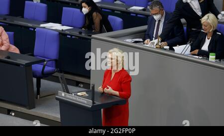 Berlin, Allemagne. 11 juin 2021. Christine Lambrecht est une politicienne allemande (SPD) et avocate. Elle est ministre fédérale de la Justice et de la protection des consommateurs depuis le 27 juin 2019 et ministre fédérale des Affaires familiales, des personnes âgées, des femmes et de la Jeunesse au sein du Cabinet IV de Merkel depuis le 20 mai 2021. Crédit : Juergen Nowak/Alay Live News Banque D'Images