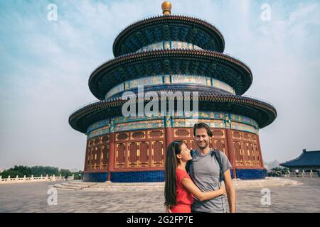 Voyage en Chine couple heureux touristes posant pour le portrait en face du Temple du ciel, ville de Pékin. destination touristique chinoise célèbre en Asie tourisme Banque D'Images