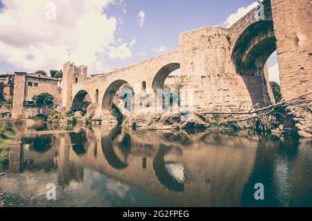 Pont de Besalu à Gérone, Catalogne, Espagne avec réflexions dans l'eau Banque D'Images