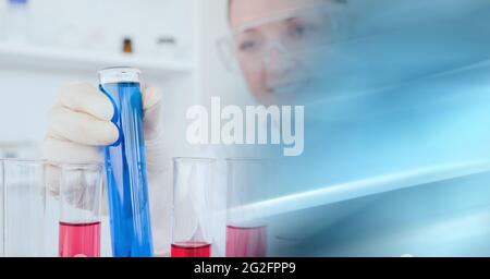 Composition d'une scientifique féminine tenant un tube à essai en laboratoire avec un espace de copie Banque D'Images