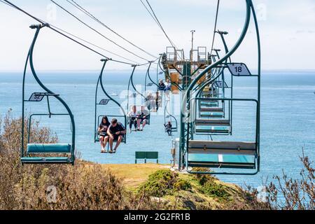 Télésiège transportant les visiteurs vers le haut et le bas des falaises abruptes de la baie d'Alum sur la côte ouest de l'île de Wight au Royaume-Uni Banque D'Images