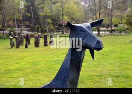 Metal Goat Sculpture and Stone Circle au Himalayan Garden & Sculpture Park, Grewelthorpe, Ripon, North Yorkshire, Angleterre, ROYAUME-UNI. Banque D'Images