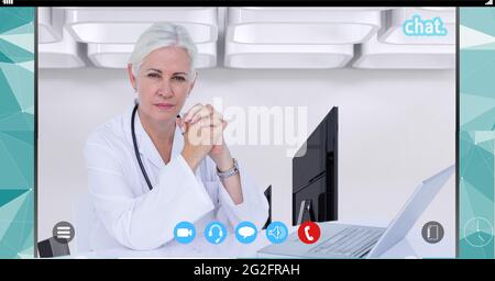 Composition d'un médecin de sexe féminin utilisant un ordinateur portable sur l'écran d'interface d'appel vidéo Banque D'Images
