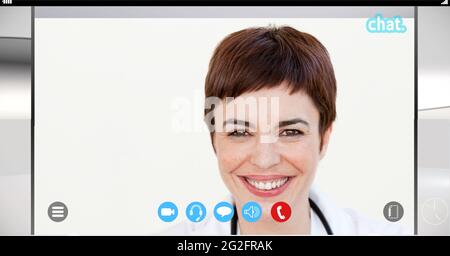 Composition d'une femme médecin souriant sur l'écran de l'interface d'appel vidéo Banque D'Images