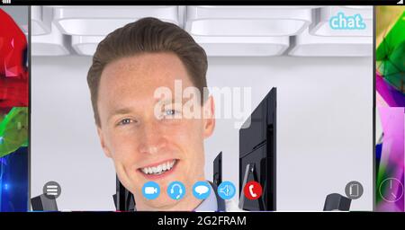 Composition d'un médecin souriant sur l'écran de l'interface d'appel vidéo Banque D'Images