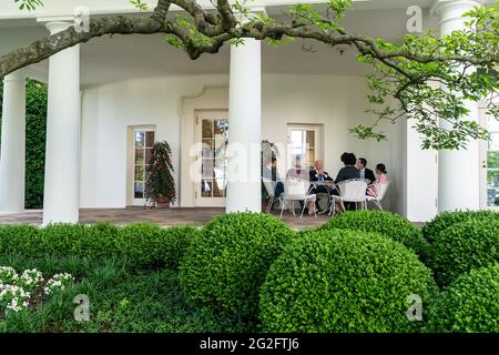 Le président Joe Biden reçoit un exposé budgétaire du personnel de la Maison-Blanche le jeudi 13 mai 2021, sur le patio du Bureau ovale de la Colonnade de la Maison-Blanche. (Photo officielle de la Maison Blanche par Adam Schultz via Credit: SIPA USA/Alay Live News Banque D'Images