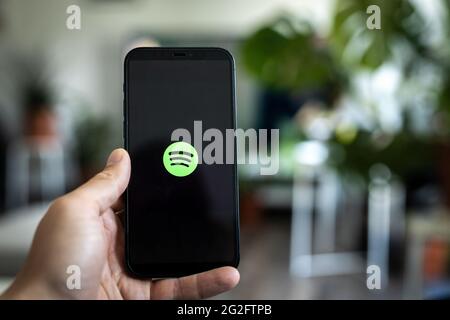 Ouverture de l'application Spotify, comme sur l'écran d'un téléphone Banque D'Images