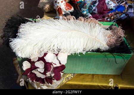 Londres, Royaume-Uni - 20 décembre 2019, Liverpool Street, Londres, Royaume-Uni, - 21 septembre 2020, marché des antiquités de Spitalfields. Une grande plume d'autruche blanche repose sur un b Banque D'Images