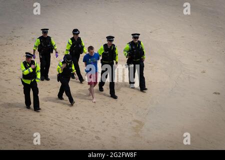 St Ives, Royaume-Uni. 11 juin 2021. Un homme est détenu par la police lors d'une manifestation XR. Extinction la rébellion a organisé la manifestation pour coïncider avec le Sommet du G7. L’événement voit les dirigeants mondiaux se réunir pour discuter de questions relatives au changement climatique. Credit: Andy Barton/Alay Live News Banque D'Images