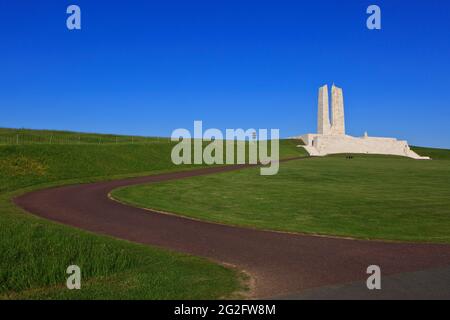 Le Mémorial national du Canada à Vimy lors d'une belle journée de printemps ensoleillée à Givenchy-en-Gohelle (pas-de-Calais), en France Banque D'Images