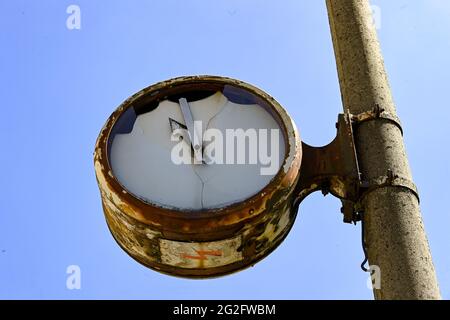 Pasewalk, Allemagne. 10 juin 2021. Une horloge abîmé sur le site d'une ancienne entreprise agricole GDR sans numéros sur le cadran. Une usine de mélange d'aliments concentrés de la VEB Getreidewirtschaft Pasewalk a été située ici jusqu'à la chute du communisme. L'horloge s'est arrêtée peu avant 11 heures. Credit: Jens Kalaene/dpa-Zentralbild/ZB/dpa/Alay Live News Banque D'Images