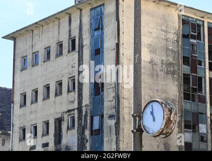 Pasewalk, Allemagne. 10 juin 2021. Une horloge abîmé sur le terrain d'une ancienne entreprise agricole de la RDA devant un bâtiment délabré. Jusqu'à la chute du mur, c'était le site d'une usine de mélange d'aliments concentrés de la VEB Getreidewirtschaft Pasewalk. L'horloge s'est arrêtée peu avant 11 heures. Credit: Jens Kalaene/dpa-Zentralbild/ZB/dpa/Alay Live News Banque D'Images