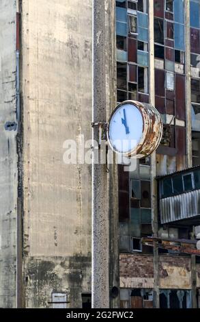 Pasewalk, Allemagne. 10 juin 2021. Une horloge abîmé sur le site d'une ancienne entreprise agricole GDR. Jusqu'à la chute du mur, c'était le site d'une usine de mélange d'aliments concentrés de la VEB Getreidewirtschaft Pasewalk. L'horloge s'est arrêtée peu avant 11 heures. Credit: Jens Kalaene/dpa-Zentralbild/ZB/dpa/Alay Live News Banque D'Images