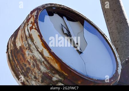 Pasewalk, Allemagne. 10 juin 2021. Une horloge abîmé sur le site d'une ancienne entreprise agricole GDR avec un panneau de verre brisé et aucun numéro sur le cadran. Une usine de mélange d'aliments concentrés de la VEB Getreidewirtschaft Pasewalk a été située ici jusqu'à la chute du communisme. L'horloge s'est arrêtée peu avant 11 heures. Credit: Jens Kalaene/dpa-Zentralbild/ZB/dpa/Alay Live News Banque D'Images