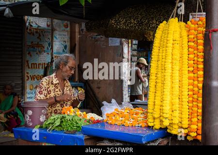 Un vendeur indien non identifié qui vend des fleurs colorées à son chariot sur le marché local de Kolkata, en Inde, le 2020 octobre Banque D'Images