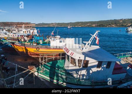 DALCAHUE, CHILI - 21 MARS 2015 : bateaux de pêche dans le village de Dalcahue, île Chiloe, Chili Banque D'Images