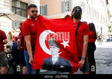 Rome, Italie. 11 juin 2021. Les supporters turcs se rendant à Rome avant le premier match de l'Euro 2020, COMME Roma - Turquie.Rome (Italie), 11 juin 2021 photo Samantha Zucchi Insidefoto crédit: Insidefoto srl/Alay Live News Banque D'Images